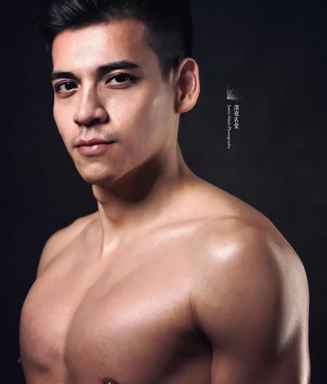 肌肉型男扒掉正装制服秀身材，沐浴照自带风情！！ - 51虹马