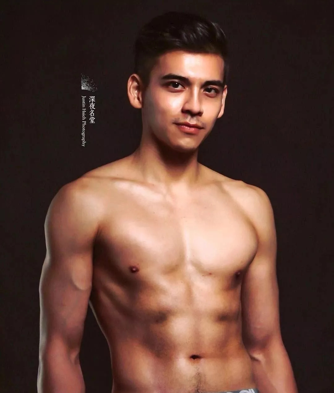 肌肉型男扒掉正装制服秀身材，沐浴照自带风情！！ - 51虹马