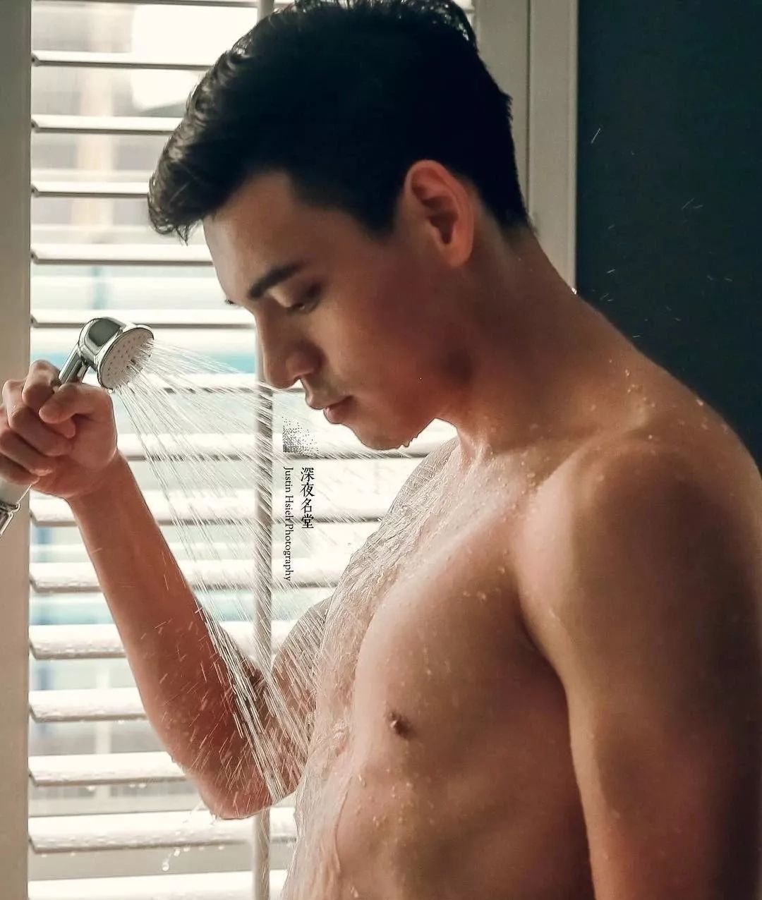肌肉型男扒掉正装制服秀身材，沐浴照自带风情！！ - 51虹马