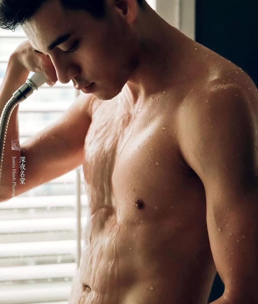 肌肉型男扒掉正装制服秀身材，沐浴照自带风情！！ - 51虹马