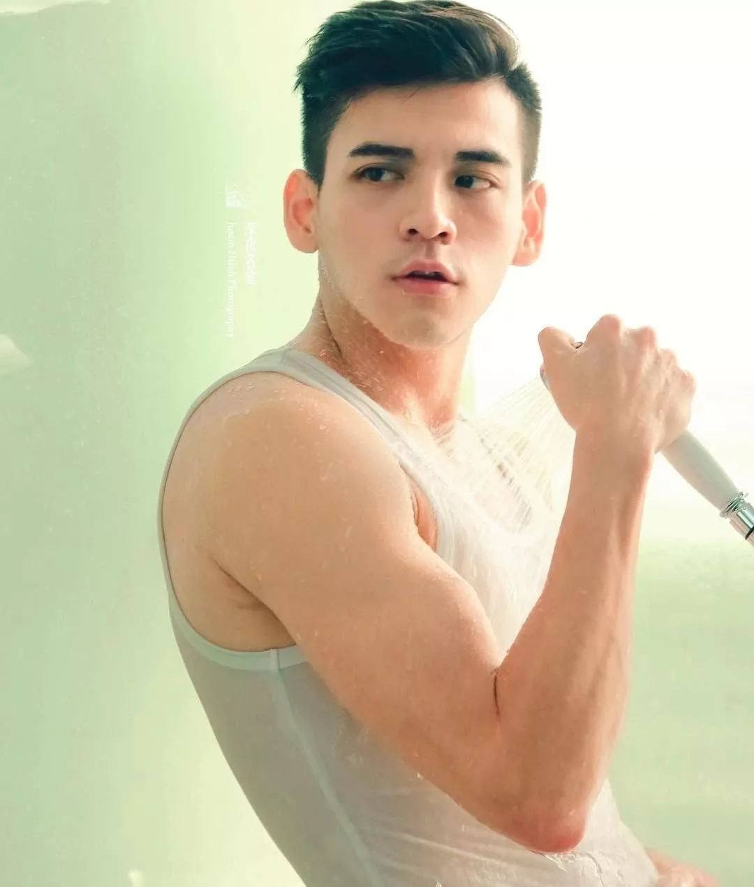 肌肉型男扒掉正装制服秀身材，沐浴照自带风情！！ - 51虹马