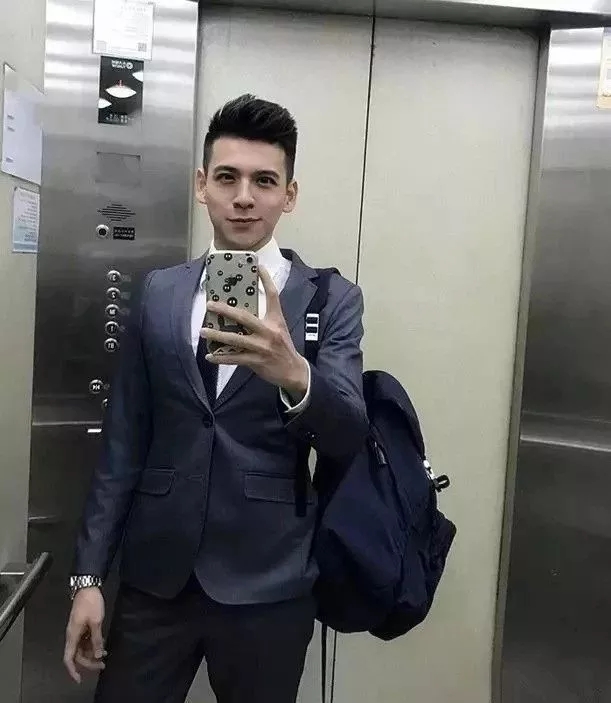 肌肉型男扒掉正装制服秀身材，沐浴照自带风情！！ - 51虹马