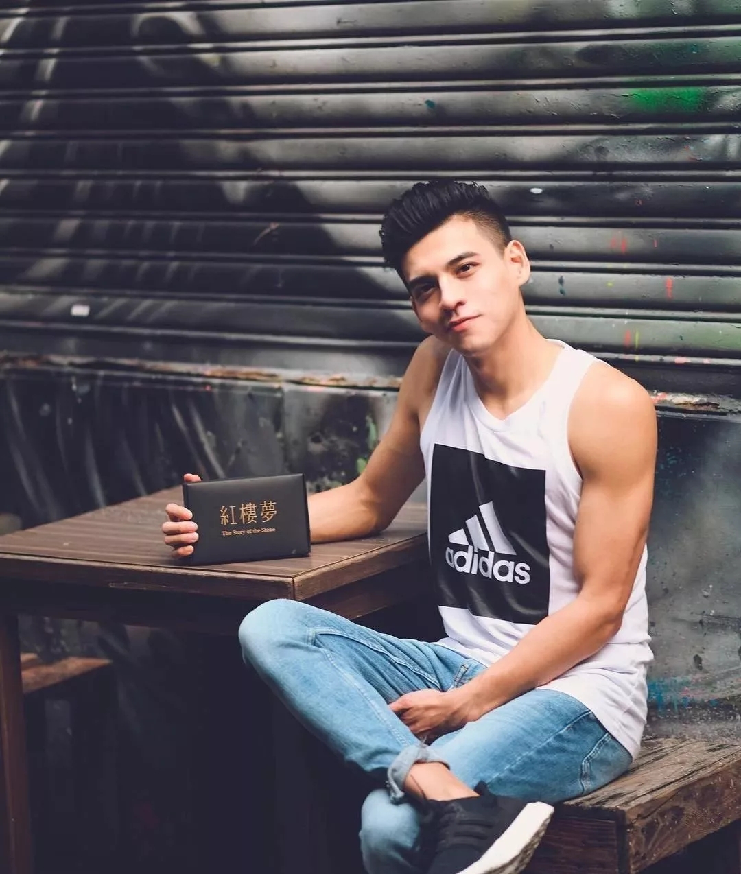 肌肉型男扒掉正装制服秀身材，沐浴照自带风情！！ - 51虹马