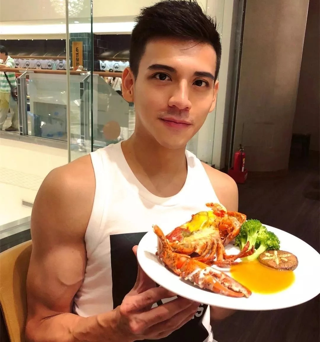 肌肉型男扒掉正装制服秀身材，沐浴照自带风情！！ - 51虹马