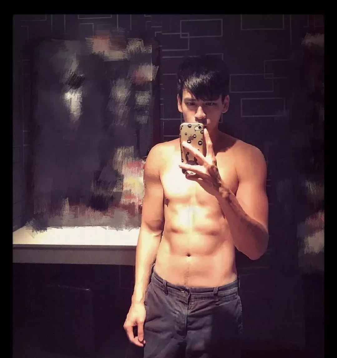 肌肉型男扒掉正装制服秀身材，沐浴照自带风情！！ - 51虹马