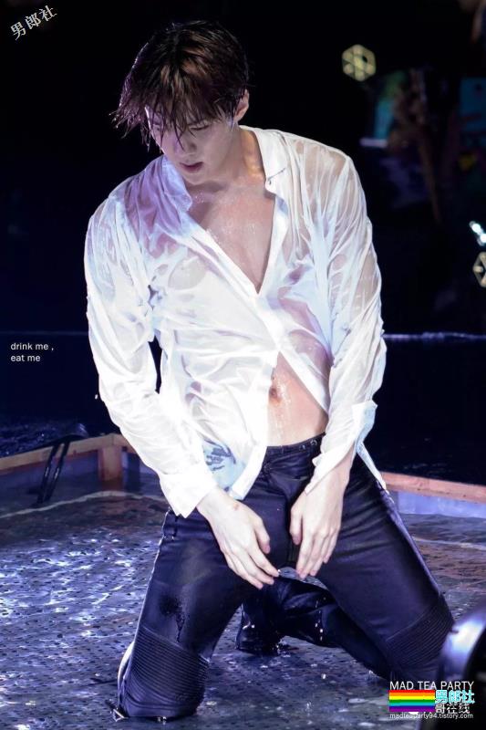 盛世美颜绝世好腰，肩宽翘臀大长腿，少年感十足的八块腹肌太可品口！ - 51虹马