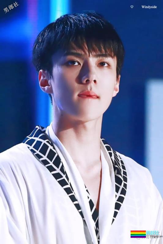 盛世美颜绝世好腰，肩宽翘臀大长腿，少年感十足的八块腹肌太可品口！ - 51虹马