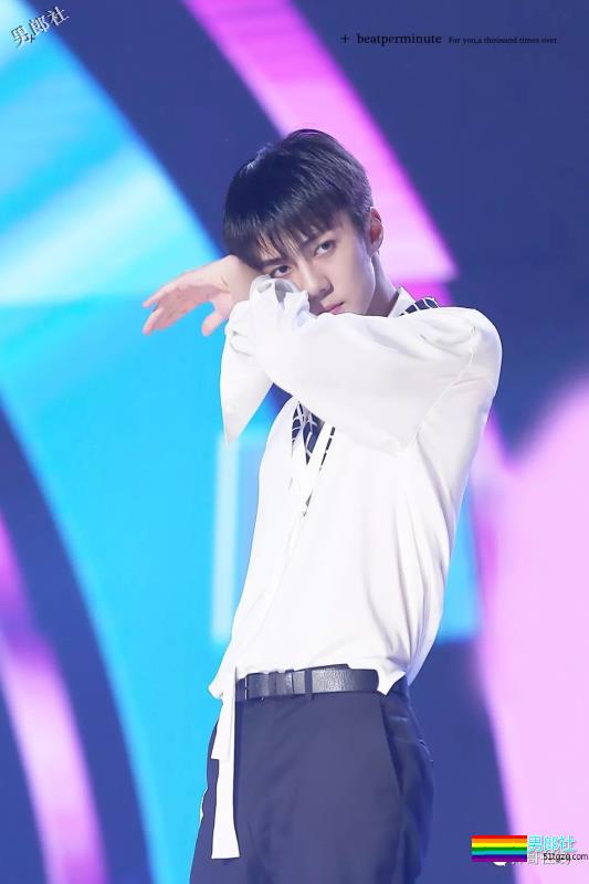 盛世美颜绝世好腰，肩宽翘臀大长腿，少年感十足的八块腹肌太可品口！ - 51虹马