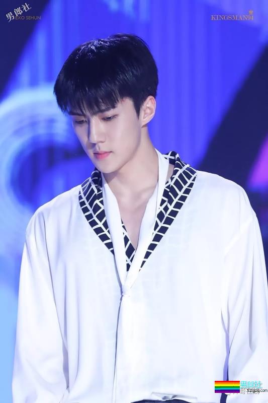 盛世美颜绝世好腰，肩宽翘臀大长腿，少年感十足的八块腹肌太可品口！ - 51虹马