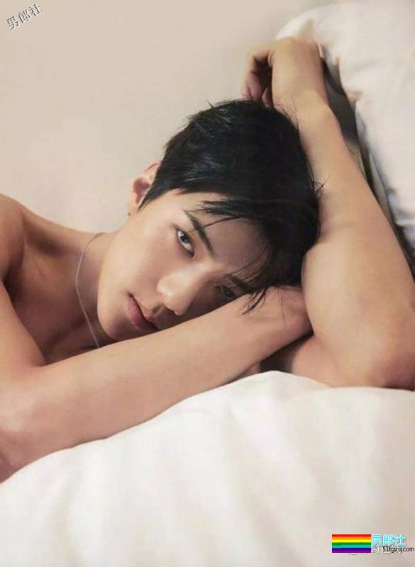 盛世美颜绝世好腰，肩宽翘臀大长腿，少年感十足的八块腹肌太可品口！ - 51虹马