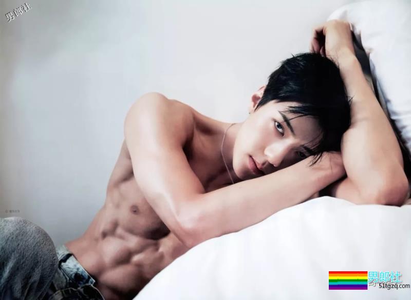 盛世美颜绝世好腰，肩宽翘臀大长腿，少年感十足的八块腹肌太可品口！ - 51虹马