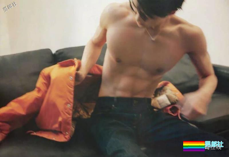 盛世美颜绝世好腰，肩宽翘臀大长腿，少年感十足的八块腹肌太可品口！ - 51虹马