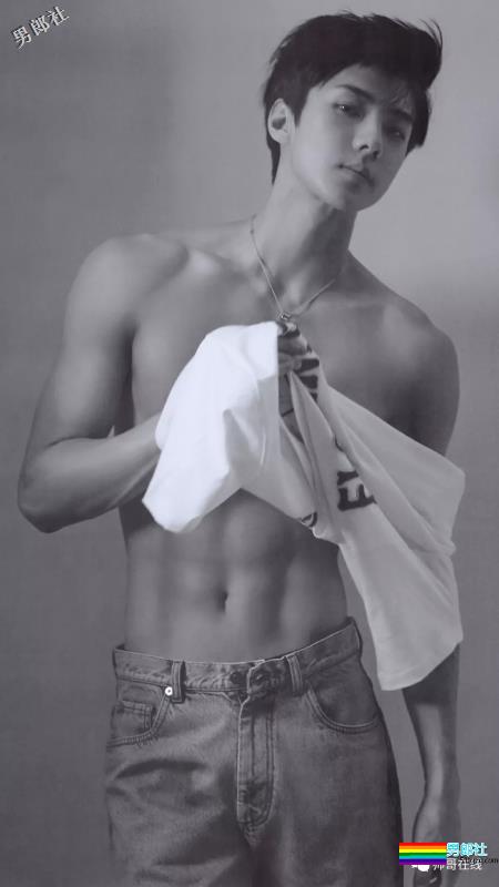 盛世美颜绝世好腰，肩宽翘臀大长腿，少年感十足的八块腹肌太可品口！ - 51虹马