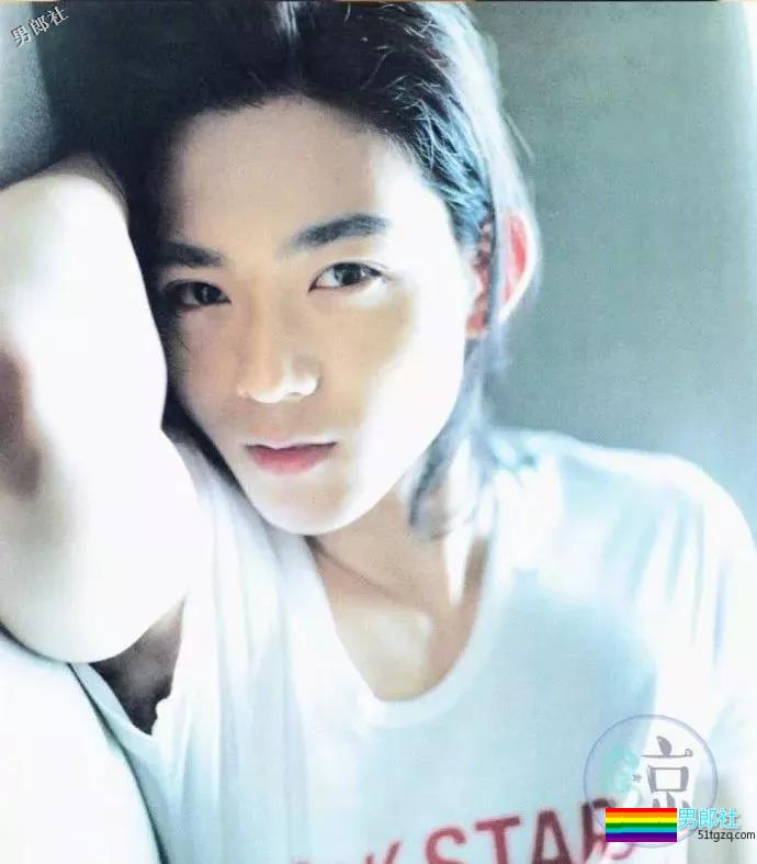 养眼男星浴巾都被扒了，小狼狗浴室戏真放得开 - 51虹马