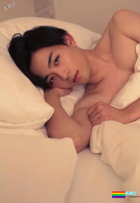 养眼男星浴巾都被扒了，小狼狗浴室戏真放得开 - 51虹马