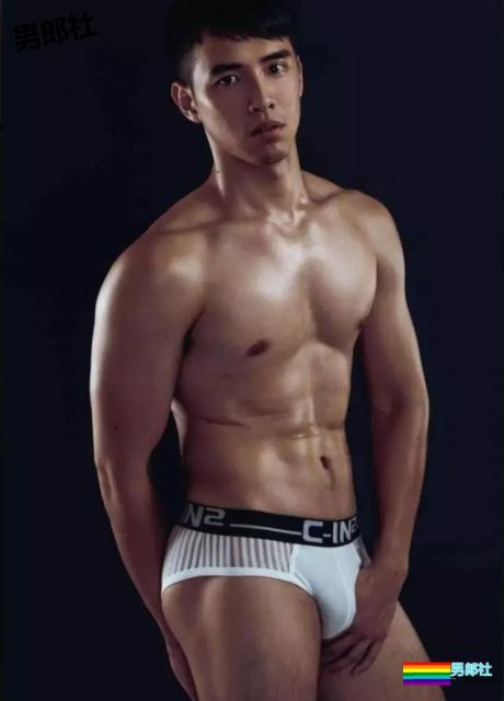 体育生男友大胆拍摄性感的臀部让你忍不住舔屏-51虹马