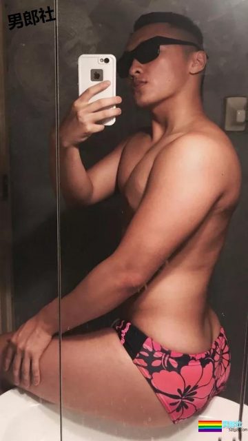 体育生男友大胆拍摄性感的臀部让你忍不住舔屏 - 51虹马