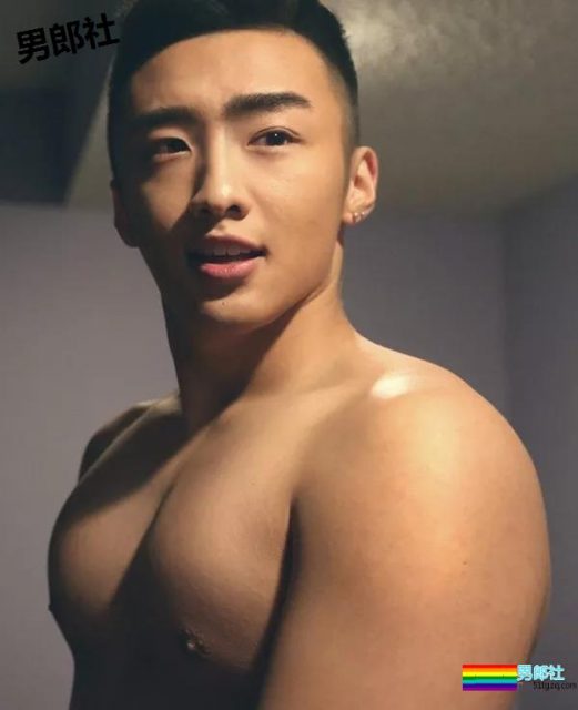 体育生男友大胆拍摄性感的臀部让你忍不住舔屏 - 51虹马