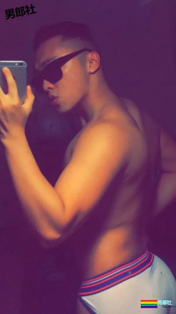 体育生男友大胆拍摄性感的臀部让你忍不住舔屏 - 51虹马