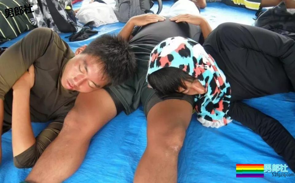 体育生男友大胆拍摄性感的臀部让你忍不住舔屏 - 51虹马