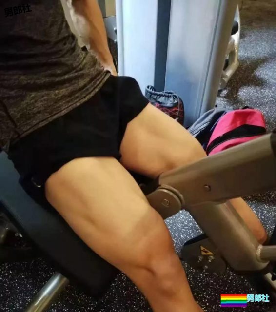 体育生男友大胆拍摄性感的臀部让你忍不住舔屏 - 51虹马