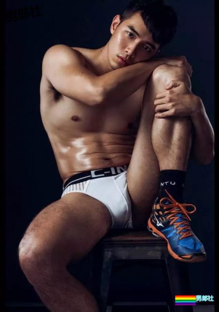 体育生男友大胆拍摄性感的臀部让你忍不住舔屏 - 51虹马