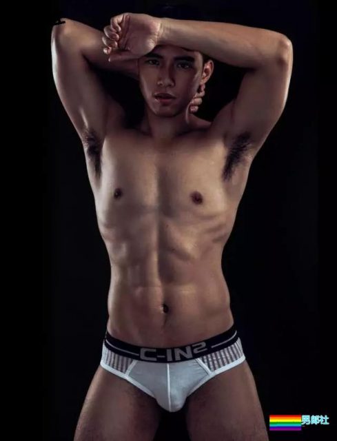 体育生男友大胆拍摄性感的臀部让你忍不住舔屏 - 51虹马