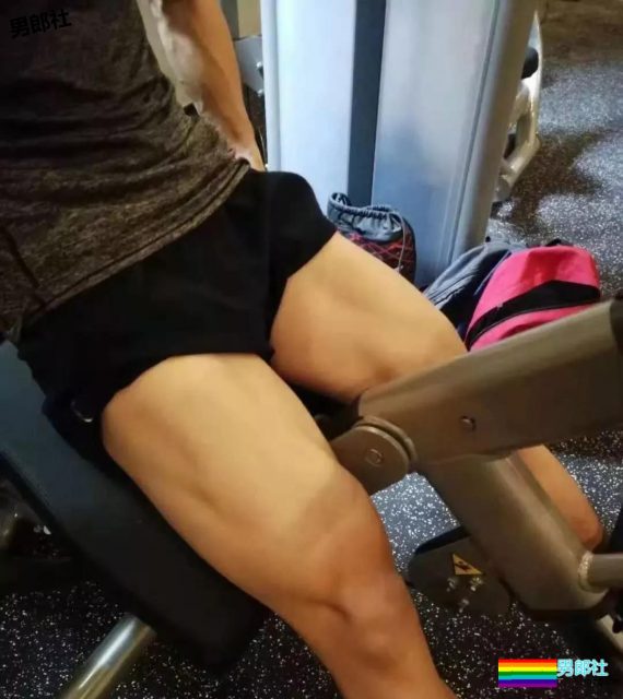 体育生男友大胆拍摄性感的臀部让你忍不住舔屏 - 51虹马