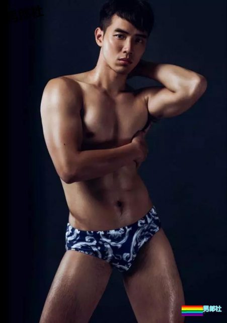 体育生男友大胆拍摄性感的臀部让你忍不住舔屏 - 51虹马