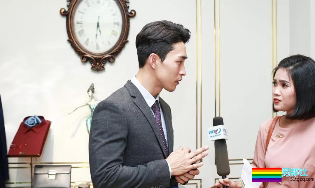 肌肉男主持人脱下正装后，摄影师流口水了！！！-51虹马