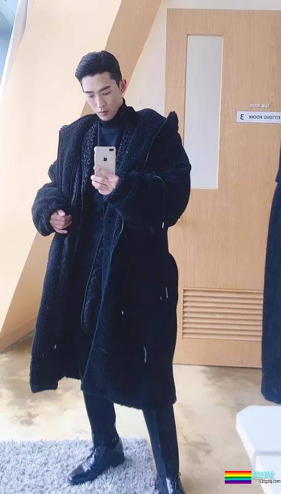 肌肉男主持人脱下正装后，摄影师流口水了！！！ - 51虹马