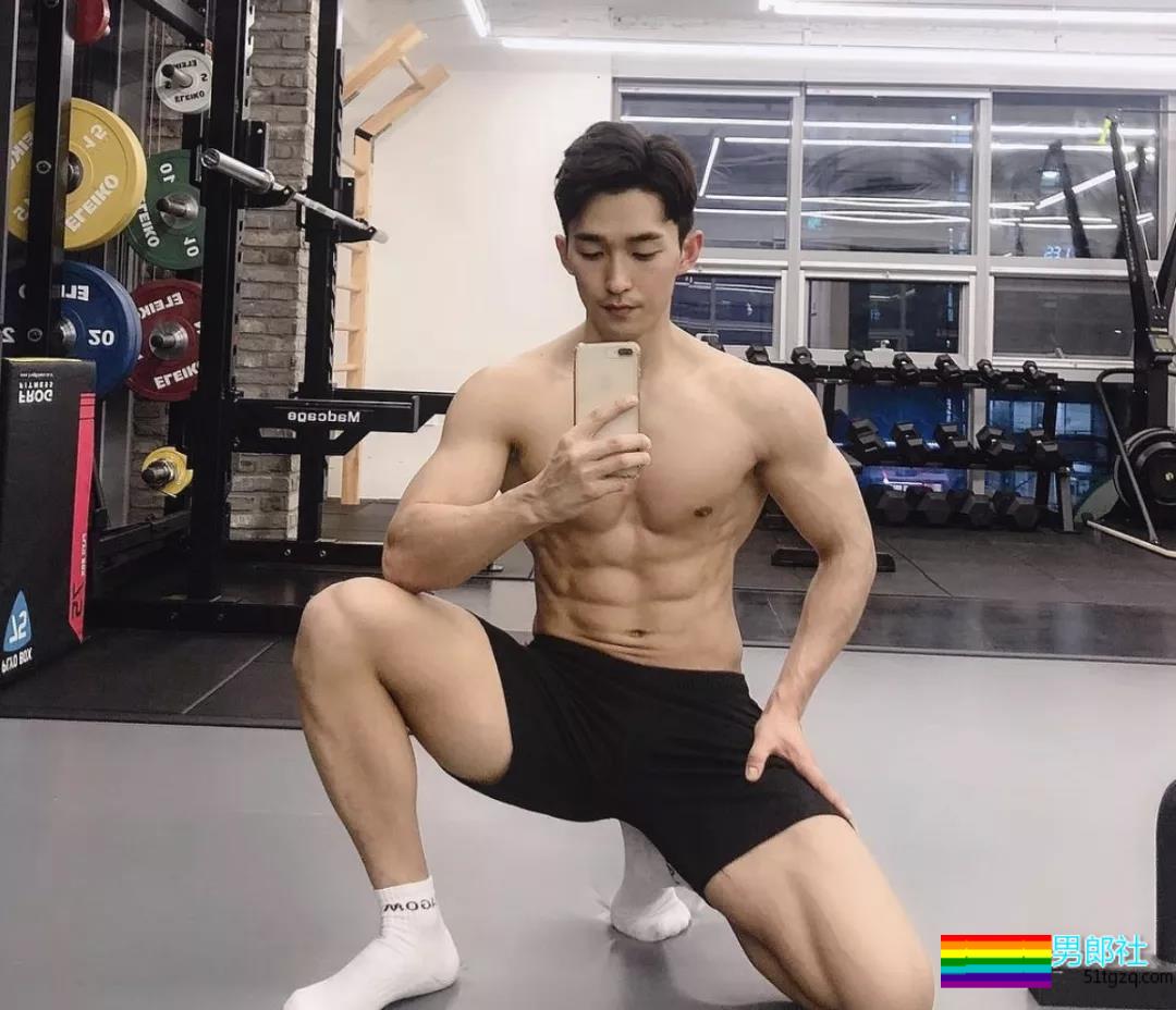 肌肉男主持人脱下正装后，摄影师流口水了！！！ - 51虹马