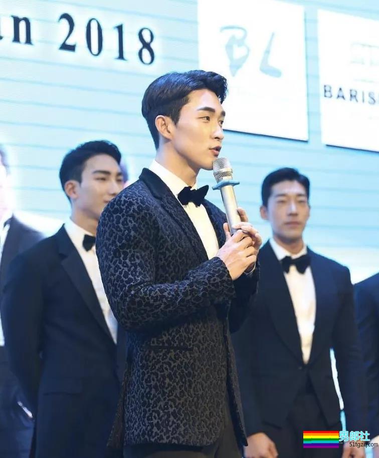 肌肉男主持人脱下正装后，摄影师流口水了！！！ - 51虹马