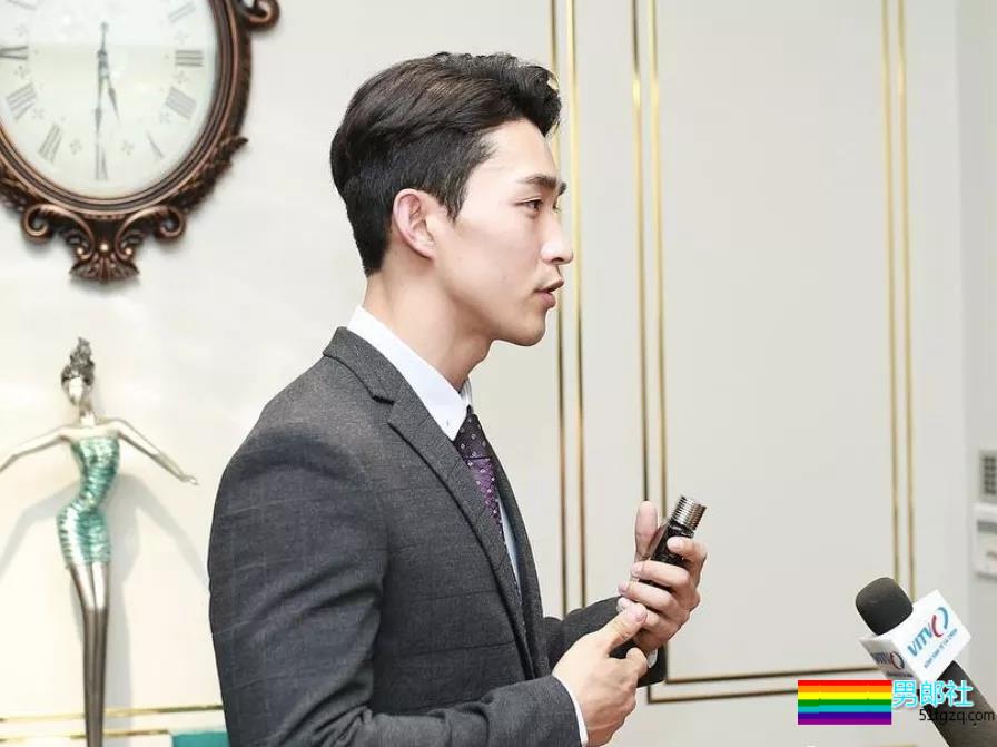 肌肉男主持人脱下正装后，摄影师流口水了！！！ - 51虹马