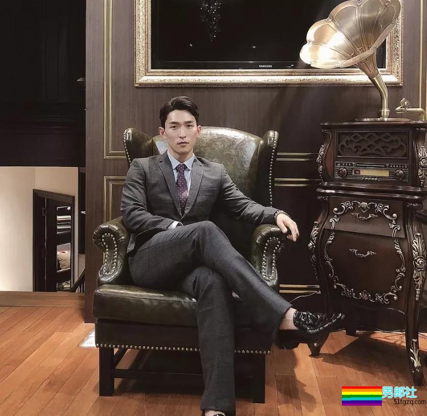 肌肉男主持人脱下正装后，摄影师流口水了！！！ - 51虹马