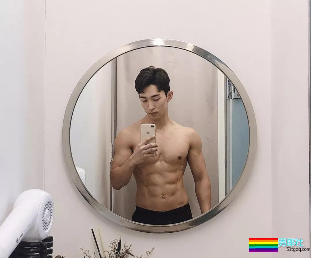 肌肉男主持人脱下正装后，摄影师流口水了！！！ - 51虹马