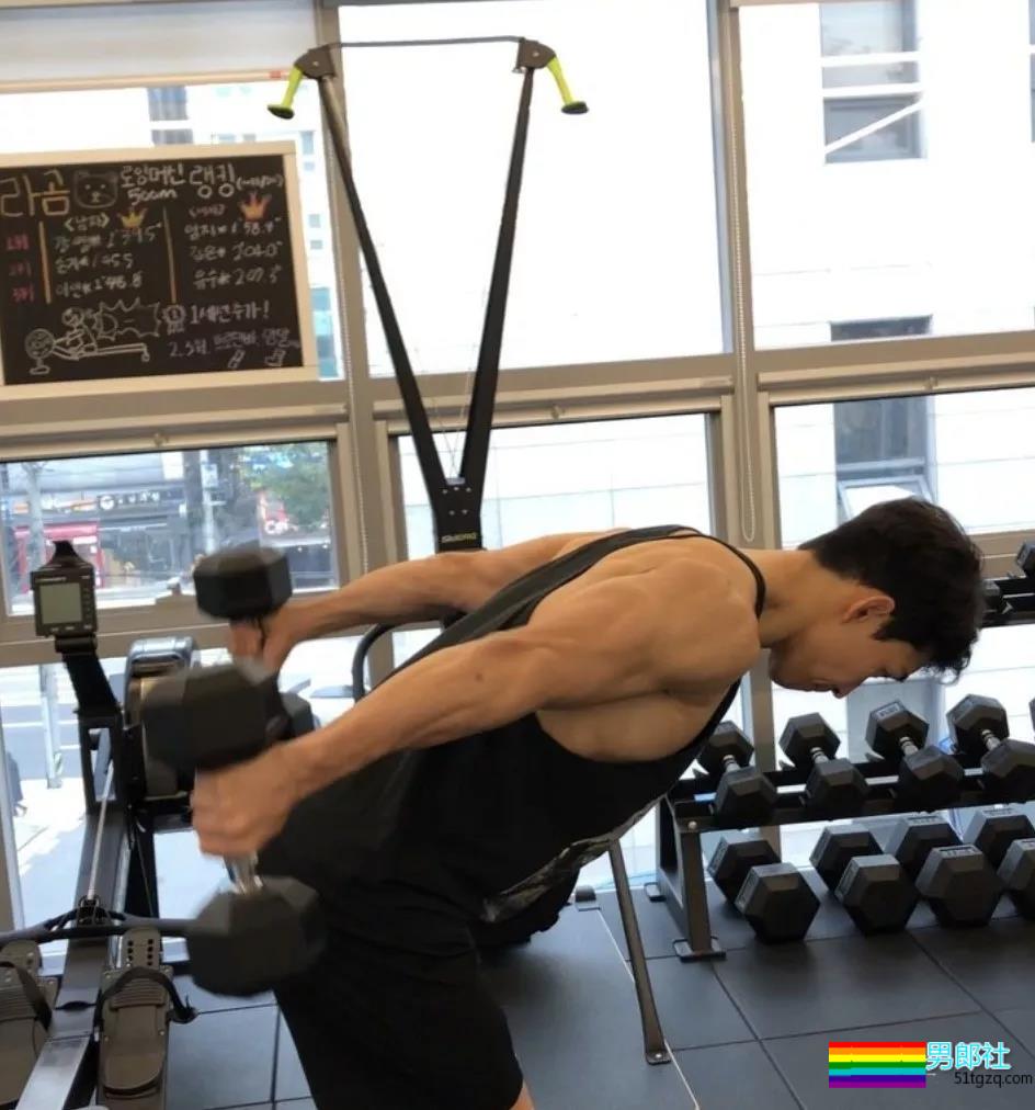 肌肉男主持人脱下正装后，摄影师流口水了！！！ - 51虹马