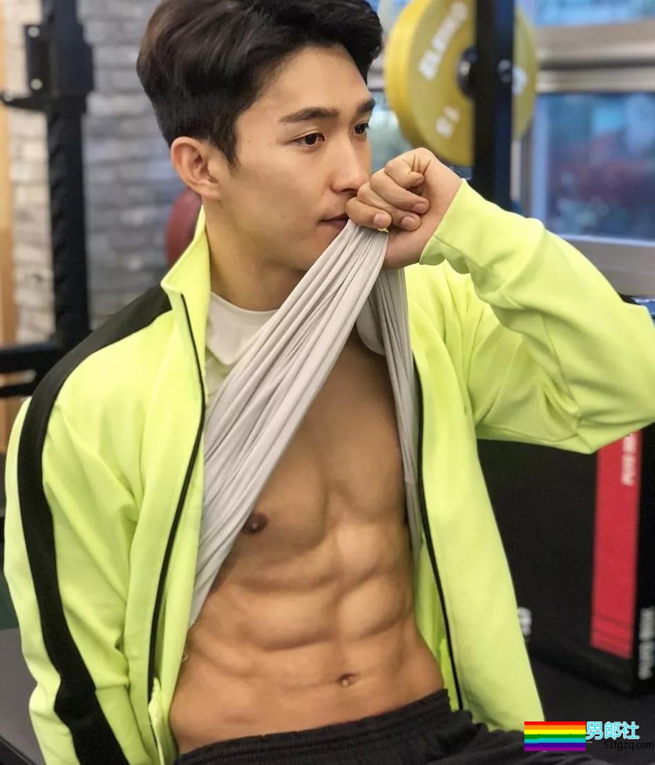 肌肉男主持人脱下正装后，摄影师流口水了！！！ - 51虹马