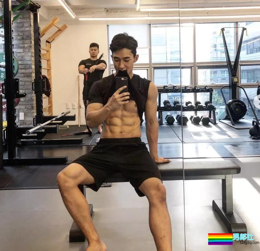 肌肉男主持人脱下正装后，摄影师流口水了！！！ - 51虹马