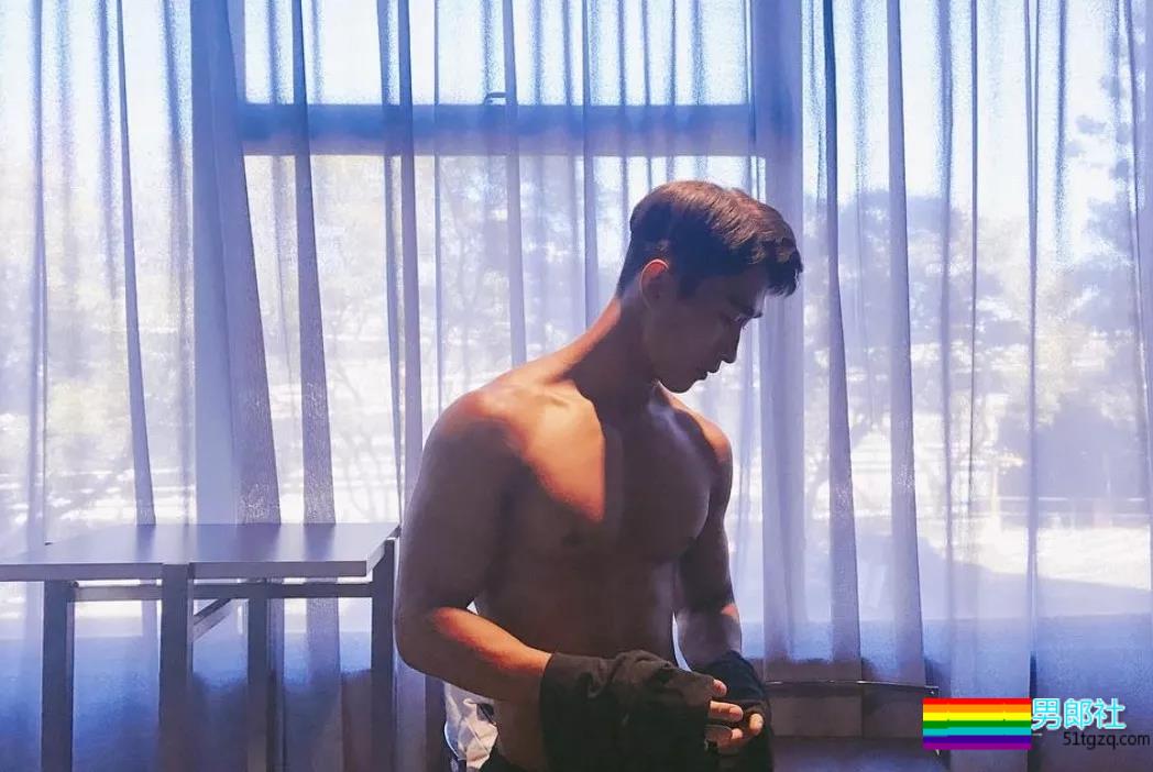 肌肉男主持人脱下正装后，摄影师流口水了！！！ - 51虹马