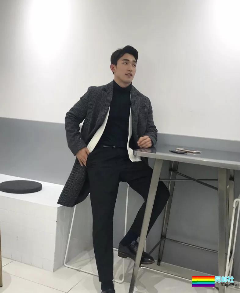 肌肉男主持人脱下正装后，摄影师流口水了！！！ - 51虹马