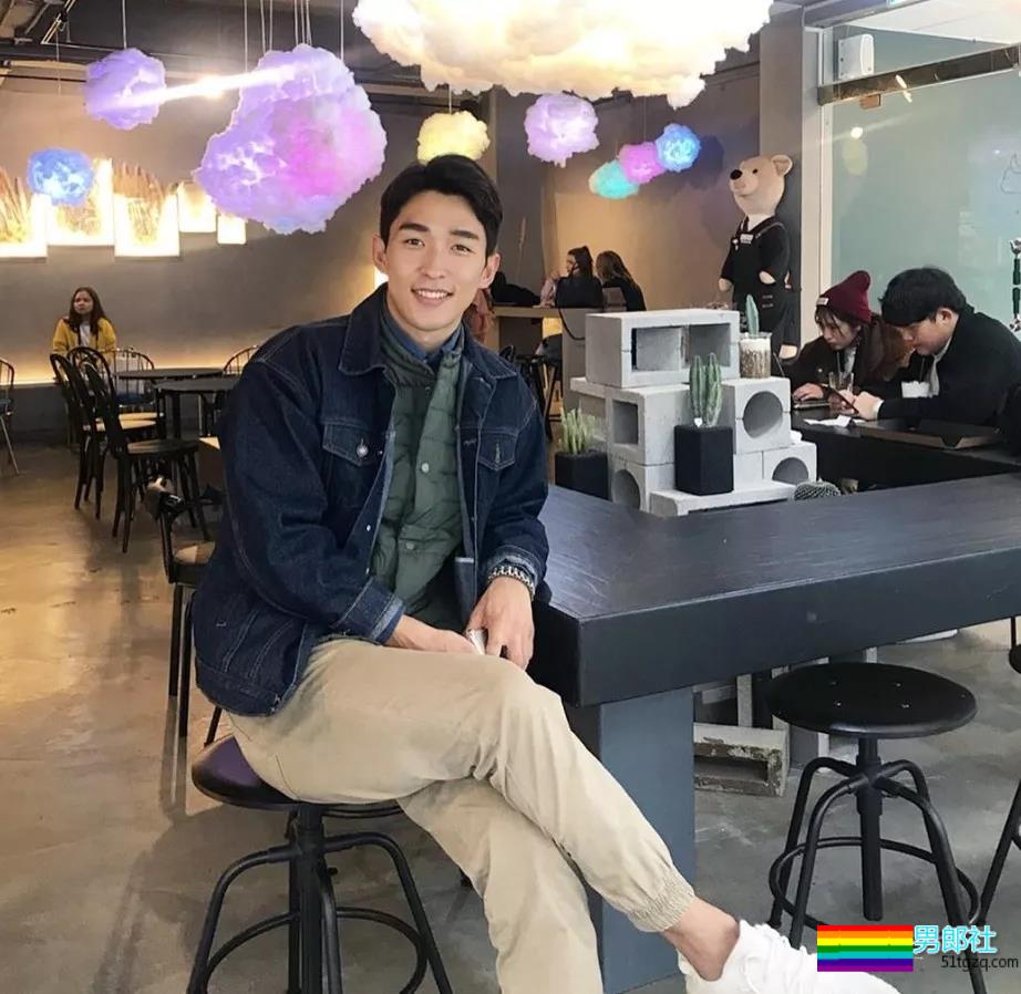 肌肉男主持人脱下正装后，摄影师流口水了！！！ - 51虹马