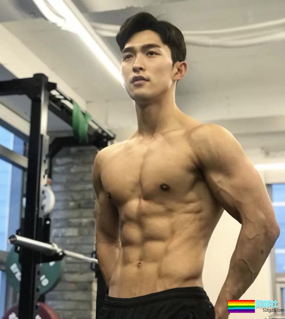 肌肉男主持人脱下正装后，摄影师流口水了！！！ - 51虹马