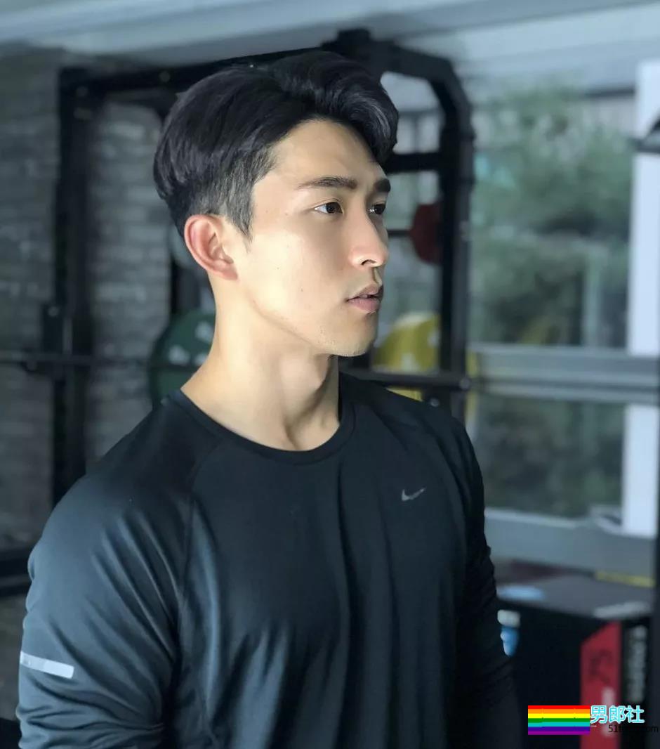 肌肉男主持人脱下正装后，摄影师流口水了！！！ - 51虹马