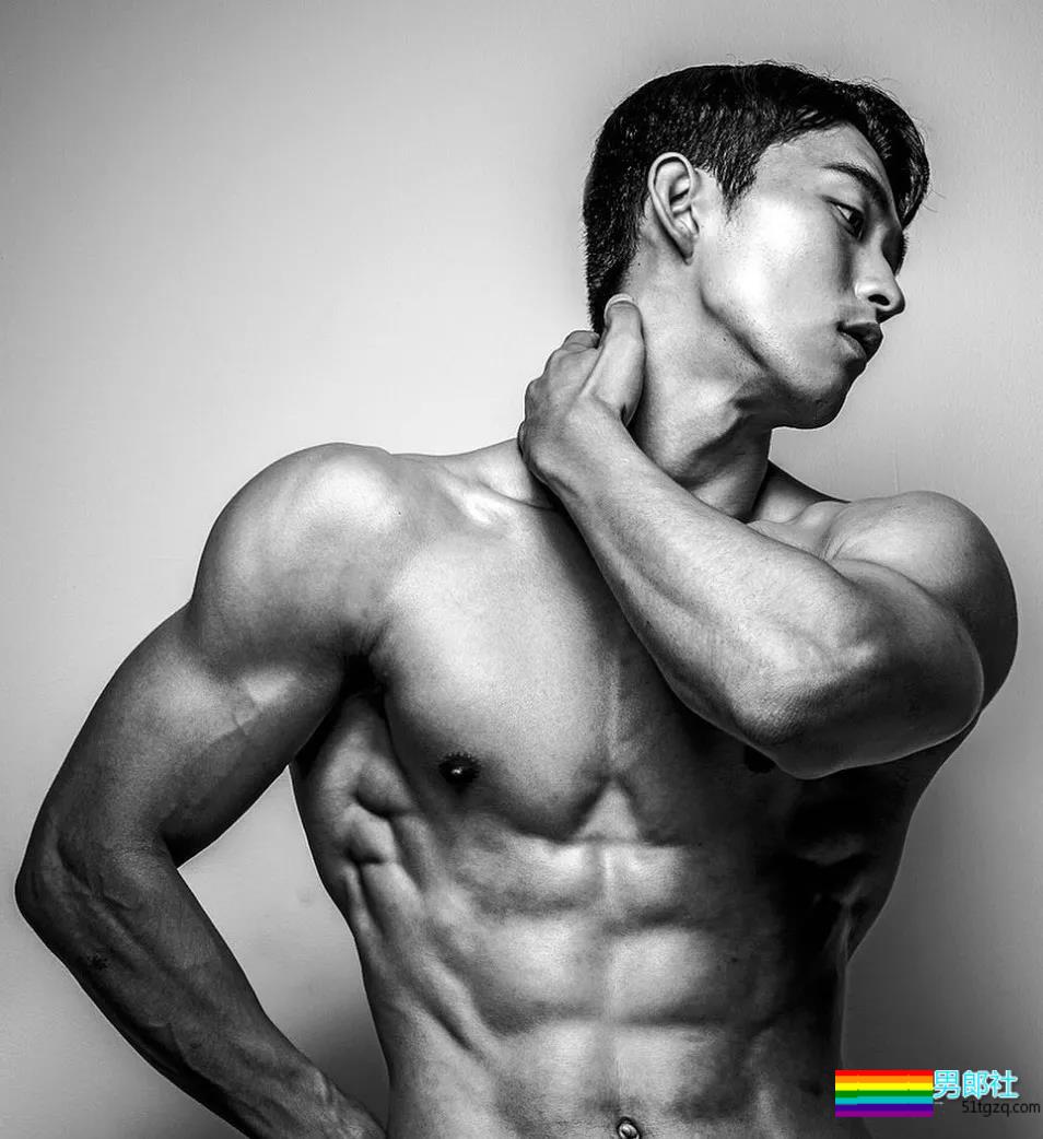 肌肉男主持人脱下正装后，摄影师流口水了！！！ - 51虹马