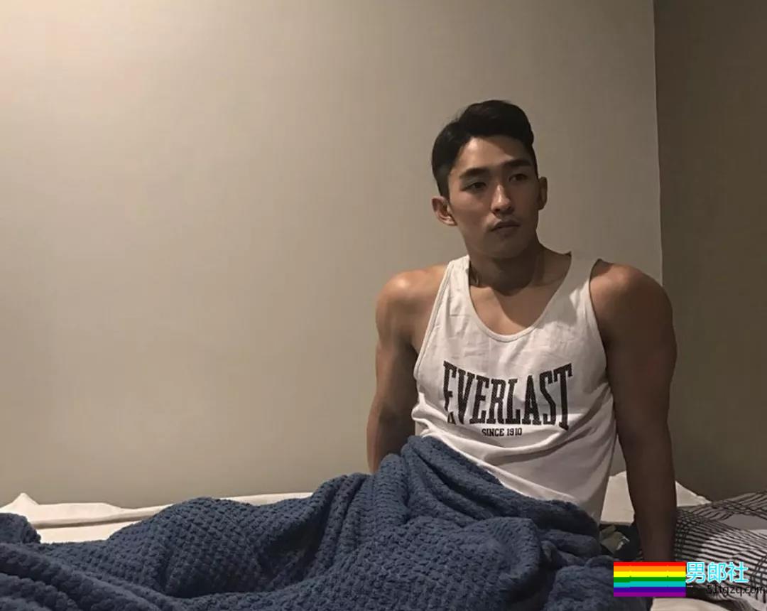 肌肉男主持人脱下正装后，摄影师流口水了！！！ - 51虹马