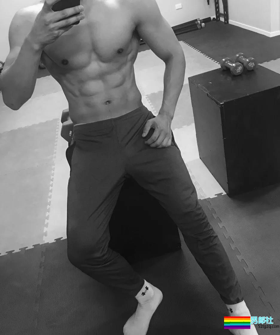 肌肉男主持人脱下正装后，摄影师流口水了！！！ - 51虹马