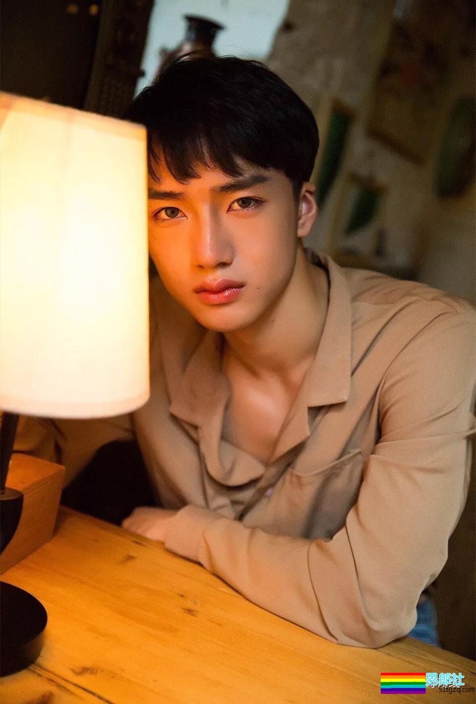 谢大师镜下98年帅嫩男模,高颜精瘦小腹肌,现在越来越“奔.放”了! - 51虹马 谢大师镜下98年帅嫩男模,高颜精瘦小腹肌,现在越来越“奔.放”了! - 51虹马