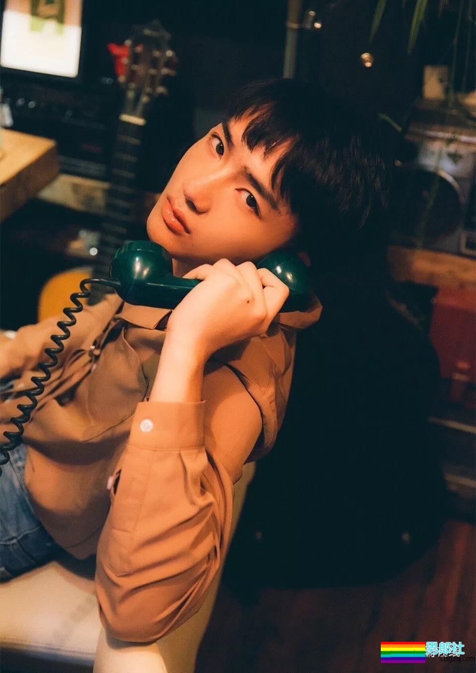 谢大师镜下98年帅嫩男模，高颜精瘦小腹肌，现在越来越“奔.放”了！ - 51虹马