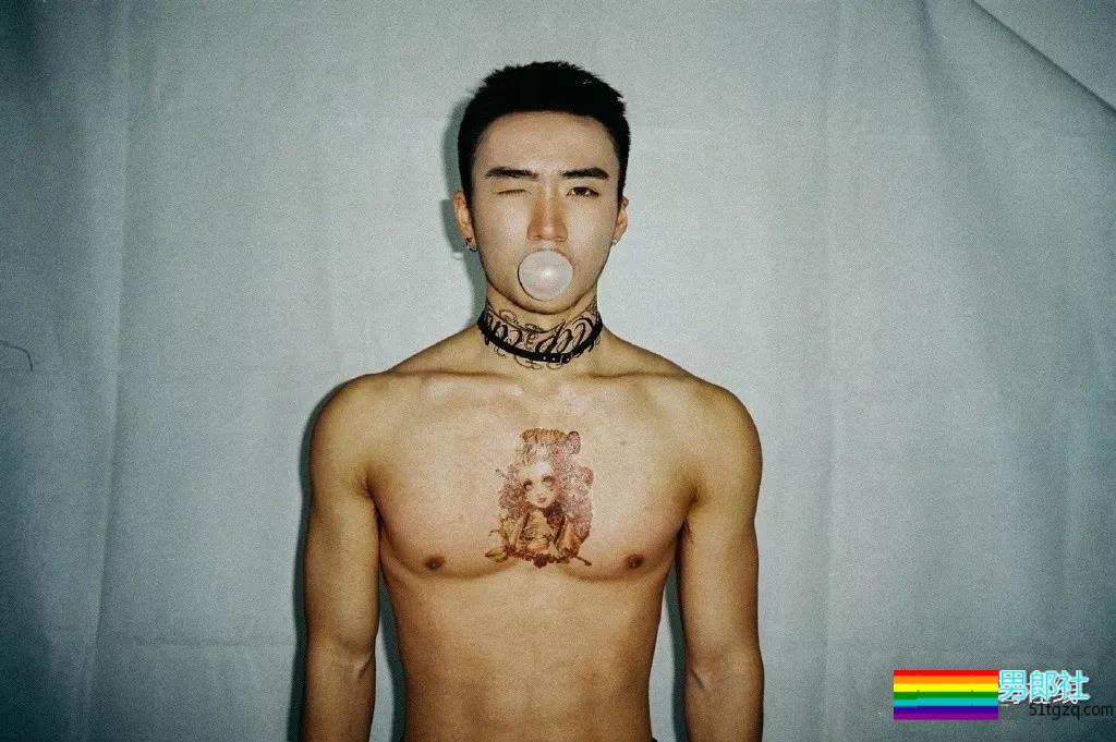 谢大师镜下98年帅嫩男模，高颜精瘦小腹肌，现在越来越“奔.放”了！ - 51虹马